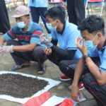 KKN Pulkam Mahasiswa UM Memberikan Pelatihan Pembuatan Fermentasi Pupuk Organik dari Kotoran Hewan untuk Meningkatkan Kualitas Pertanian di Desa.